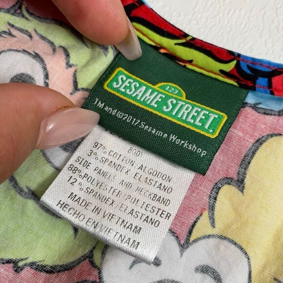 Sesame Street Scrub Top Elmo Big Bird Cookie Monster Oscar Size M - Picture 3 of 9